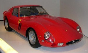 Foto de carro antigo Ferrari 250 GTO ano 1962 cor vermelha