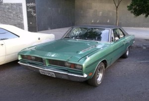 Foto do carro antigo Dodge Charger cor verde