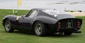 Foto de carro antigo Ferrari 250 GTO ano 1962 cor preta traseira