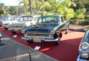 Foto do carro antigo Simca Chambord cor preto