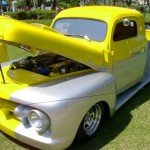 Carro picape tunado Chevrolet amarelo antigo