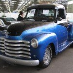 Carro picape tunado Chevrolet azul antigo