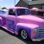 Carro picape tunado Chevrolet rosa antigo