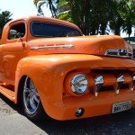 Carro picape tunado Ford laranja antigo