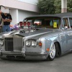 Carro tunado Rolls-Royce prata antigo