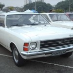 Foto do carro antigo Chevrolet Opala cor branco