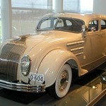 Foto do carro antigo Chrysler Airflow cor bege