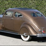 Foto do carro antigo Chrysler Airflow cor champanhe