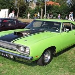 Foto do carro antigo Chrysler Plymouth Road Runner cor verde