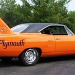 Foto do carro antigo Chrysler Plymouth Superbird cor laranja