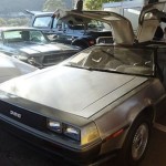 Foto do carro antigo Delorean DMC lateral