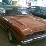 Foto do carro antigo Dodge Charger cor marrom