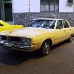 Foto do carro antigo Dodge Le Baron cor amarelo