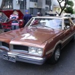 Foto do carro antigo Dodge Magnum cor marrom frente