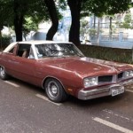 Foto do carro antigo Dodge Magnum cor marrom lateral