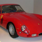 Foto de carro antigo Ferrari 250 GTO ano 1962 cor vermelha