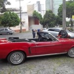 Foto do carro antigo Ford Mustang conversivel ano 1968 lateral