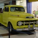 Foto do carro antigo Ford picape cor amarelo