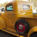 Foto do carro antigo Ford picape F100 cor amarelo lateral