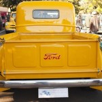 Foto do carro antigo Ford picape F100 cor amarelo traseira