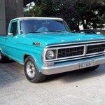 Foto do carro antigo Ford picape F100 cor azul frente