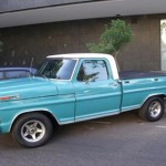 Foto do carro antigo Ford picape F100 cor azul lateral