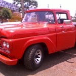 Foto do carro antigo Ford picape F100 cor vermelho