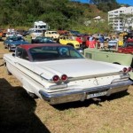 Foto do carro antigo Pontiac Ventura cor branco traseira