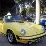 Foto do carro antigo Porsche Targa 911 cor amarelo