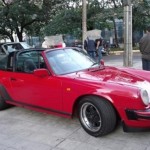 Foto do carro antigo Porsche Targa 911 cor vermelho