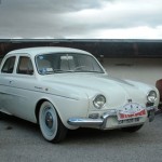 Foto do carro antigo Renault Dauphine cor branco