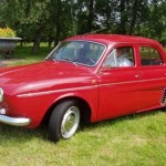 Foto do carro antigo Renault Dauphine cor vermelho