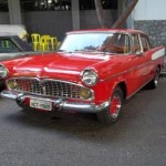 Foto do carro antigo Simca Chambord cor vermelho