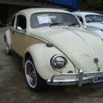 Foto do carro antigo Volkswagen Fusca cor bege