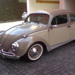 Foto do carro antigo Volkswagen Fusca duas cores chocolate bege