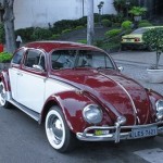 Foto do carro antigo Volkswagen Fusca duas cores vermelho branco