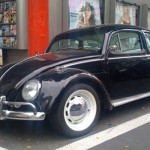 Foto do carro antigo Volkswagen Fuscao preto decada 60