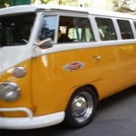 Foto do carro antigo Volkswagen Kombi cor amarelo