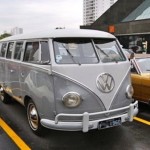 Foto do carro antigo Volkswagen Kombi cor cinza