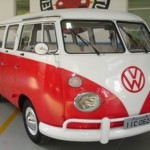 Foto do carro antigo Volkswagen Kombi cor vermelho