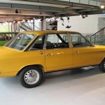 Foto do carro antigo Volkswagen modelo K70 cor amarelo